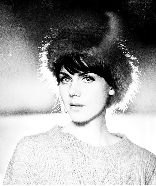 Anna in schwarz-weiß