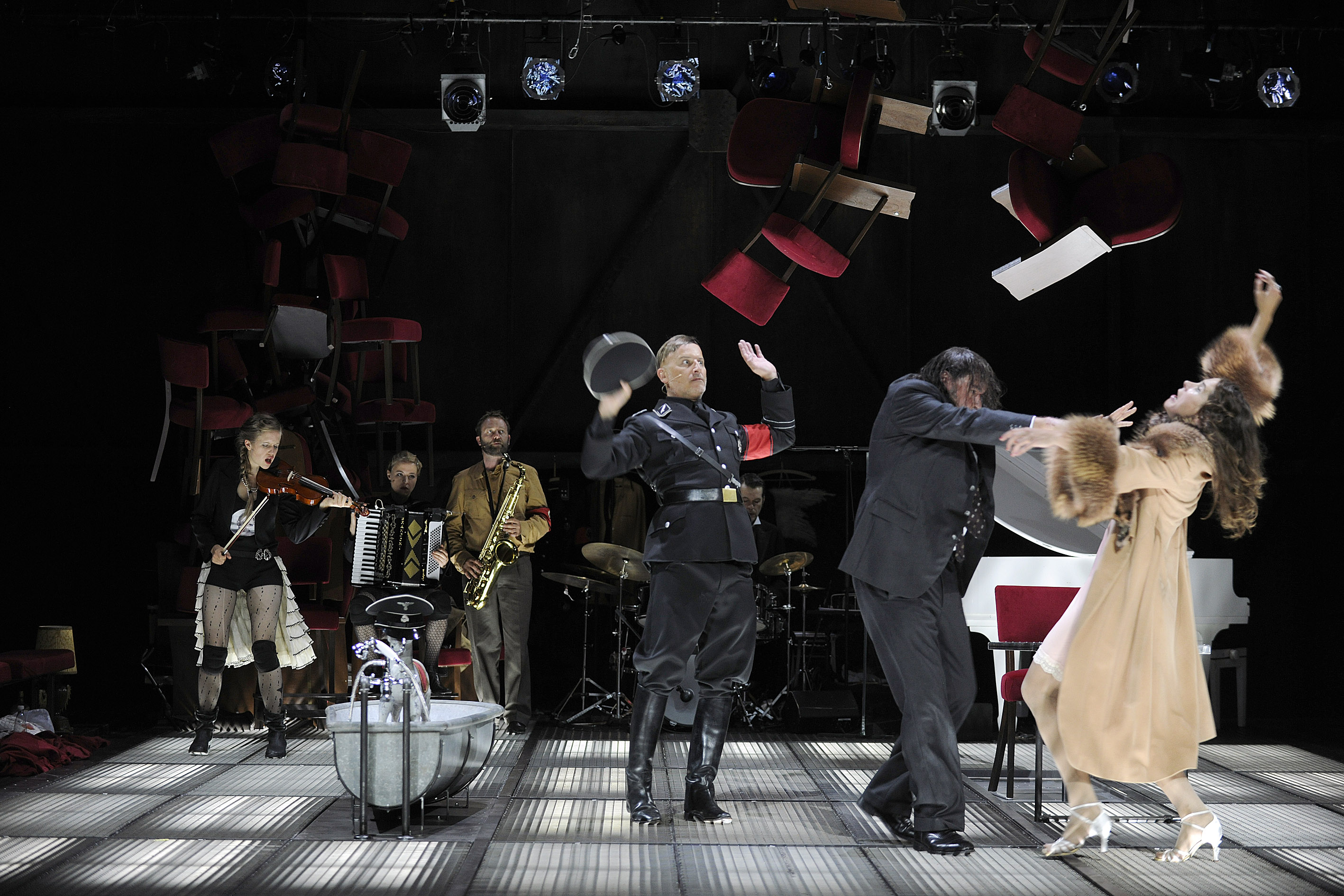 Götter in Schieflache (Bild: Deutsches Schauspielhaus)