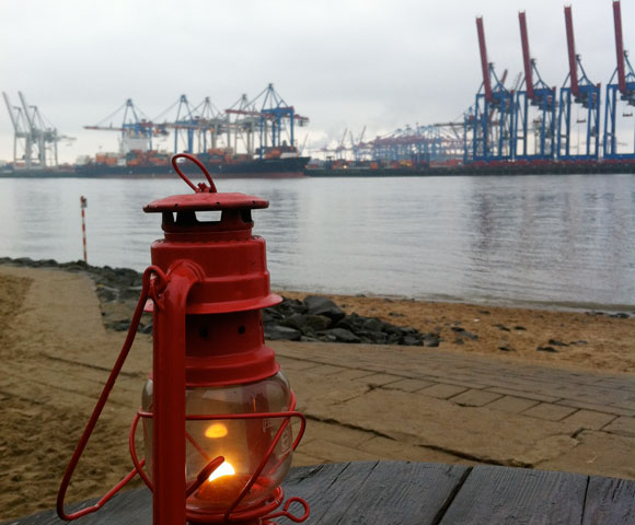 Ein Glas auf uns und eins auf die See HAMBURGER FEUILLETON